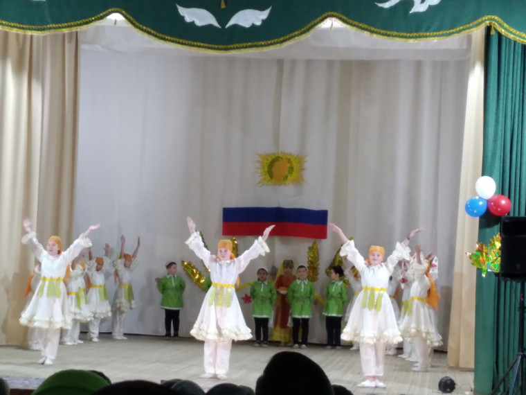 Выступление учащихся на концерте.